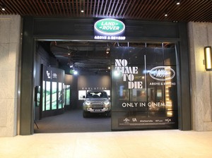 Land Rover Defender Edisi James Bond No Time To Die Nongkrong di Jakarta