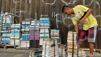 Menurut keterangan para pedagang, penjualan buku di masa pandemi menurun hingga 50 persen.