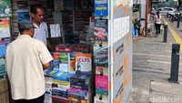 Penjualan buku bekas di masa pandemi ini semakin menurun dan lesu, karena warga beralih melakukan transaksi pembelian secara daring.