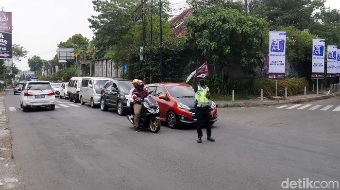 Kepadatan lalu lintas terjadi di ruas Jalan Raya Lembang, Kabupaten Bandung Barat, Minggu (3/10). Hal ini karena banyaknya kendaraan wisatawan yang datang ke Lembang.