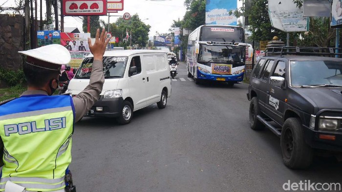 Kepadatan lalu lintas terjadi di ruas Jalan Raya Lembang, Kabupaten Bandung Barat, Minggu (3/10). Hal ini karena banyaknya kendaraan wisatawan yang datang ke Lembang.