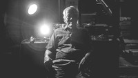 Pak guru merupakan sapaan akrab Bedjo Untung, salah satu eks tahanan politik 1965. Musik menjadi salah satu obat hati saat teringat masa mudanya yang harus menjadi tahanan dari 1970-1979.  