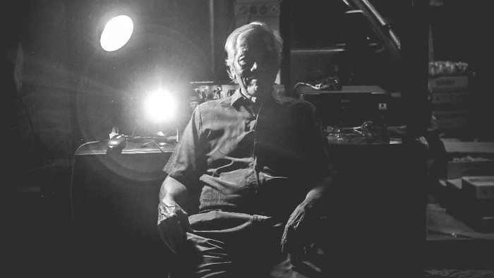 MELODI SENDU EKS TAPOL 65 Mantan tahanan politik 1965, Bedjo Untung bersantai di rumahnya di Tangerang, Banten.