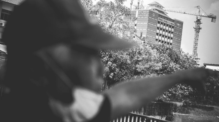 MELODI SENDU EKS TAPOL 65 Mantan tahanan politik 1965, Bedjo Untung bersantai di rumahnya di Tangerang, Banten.