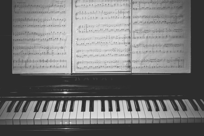 7 Perbedaan Keyboard dan Piano, Siswa Tahu Nggak?