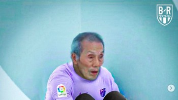 Barcelona digambarkan terpekur di pojokan seperti kakek di Squid Game. Foto: Twitter