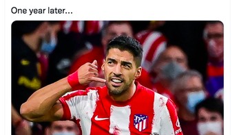 Luis Suarez merayakan golnya ke gawang Barcelona dengan gestur orang menelepon. Mungkin ia menyindir Ronald Koeman yang dulu memberitahunya lewat telepon bahwa Suarez tidak lagi masuk rencananya di Barcelona. Foto: Twitter