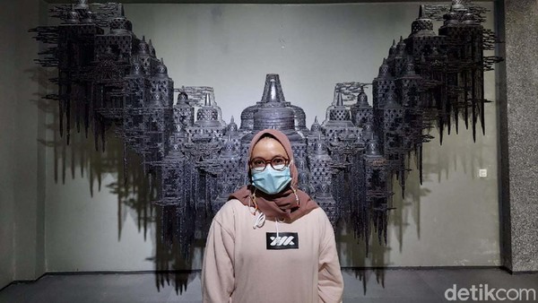 Pengunjung bisa datang langsung ke museum tersebut ataupun terlebih dahulu melakukan appoinment. Setiap pengunjung dikenakan tiket masuk senilai Rp 25 ribu untuk menikmati suguhan karya tangan dingin pria lulusan ITB tersebut. Pengunjung bisa datang langsung ke museum tersebut ataupun terlebih dahulu melakukan appoinment. Setiap pengunjung dikenakan tiket masuk senilai Rp 25 ribu untuk menikmati suguhan karya tangan dingin pria lulusan ITB tersebut.