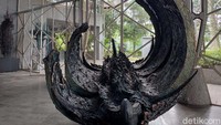 Banyak karya seni yang dipajang, seperti miniatur patung Garuda Wisnu Kencana yang berdiri megah di tanah kelahiran I Nyoman Nuarta. Adapula lukisan berukuran 180 cm x 400 cm yang bertajuk  The Journey of The Mighty Garuda Wisnu Kencana.