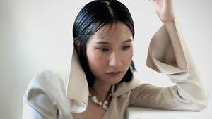 Potret Menger Zhang, Pemeran Adik Shang Chi yang Curi Perhatian
