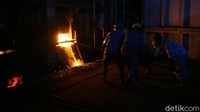 Pada peleburan pertama, slag akan mengikat mineral pengotor lain pada konsentrat. Dan pada peleburan tahap kedua, slag akan kembali direduksi sehingga menghasilkan senyawa SnFe atau yang disebut dengan hardheard. Hardheard merupakan bahan baku untuk peleburan tahap pertama.