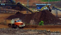 PT Timah merupakan penggabungan dari 3 perusahaan Belanda yang juga memiliki 2 proses pertambangan (onshore dan offshore). Ada proses penambangan yang dilakukan di laut, dengan menggunakan kapal isap. Ada juga penambangan yang dilakukan di darat.