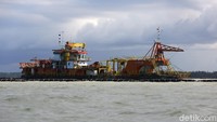 Sayang detikcom tak bisa mengabadikan proses penambangan offshore karena kapal sedang tidak beroperasi. Proses selanjutnya adalah pemisahan dan pencucian timah yang sudah dikirimkan kapal ke tempat pemurnian mineral.