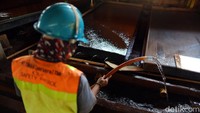 Pada dasarnya, pengolahan bijih timah menjadi logam timah terbagi menjadi tiga tahapan proses. Pertama, tahap konsentrasi yakni pemisahan bijih timah dengan kadar Sn 20-30% dari mineral lainnya. Selain itu dilakukan pula peningkatan kadar timah menjadi sekitar 72-74%.