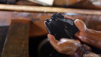 Kadar timah yang tinggi merupakan syarat utama proses peleburan untuk mendapatkan logam timah yang berkualitas. Proses selanjutnya adalah proses peleburan atau smelting. Proses peleburan merupakan proses reduksi konsentrat bijih timah dengan suhu yang tinggi.