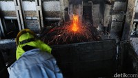 Proses dilakukan menjadi 2 tahap, tahapan pertama peleburan konsentrat bijih timah yang akan menghasilkan timah kasar atau crude tin dan terak 1 atau slag.   
