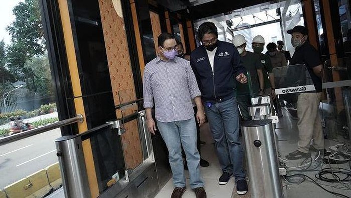 Momen Anies dengan Dirut TransJakarta Sardjono Jhony Tjitrokusumo.