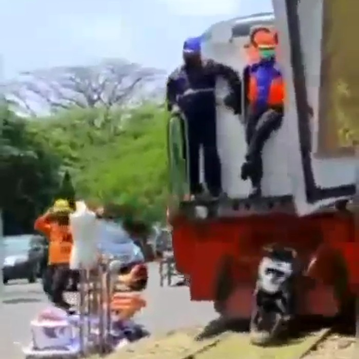 motor tertabrak kereta api