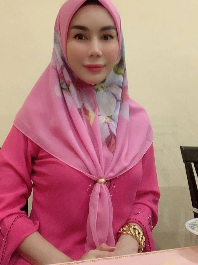 Dalam berbagai unggahannya di Instagran, Nur Sajat selalu memakai baju wanita. Dia bahkan kerap mengenakan hijab dan baju kurung seperti wanita Malaysia lainnya.Foto: Dok. Instagram