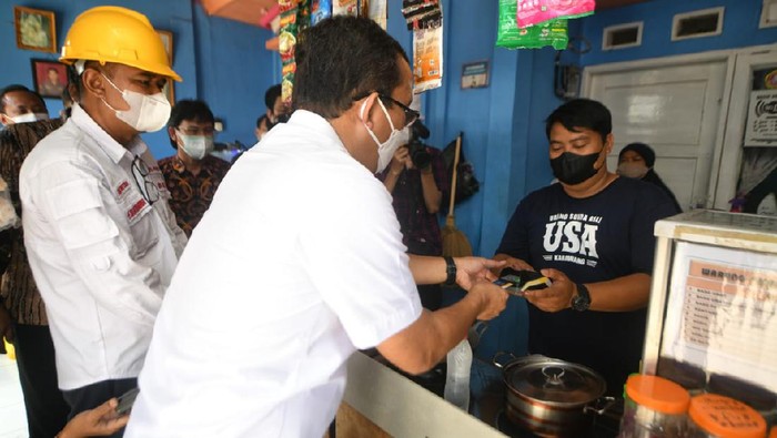 Dirut Bank BTN meninjau dan memantau langsung penyaluran Bantuan Sosial (Bansos) dan Bantuan Subsidi Upah (BSU) bagi warga terdampak COVID-19 di Jawa Barat.