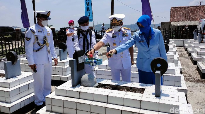 Pangkoarmada I TNI AL Laksda TNI Arsyad Abdullah melakukan ziarah ke TMP Samudera, Kuningan, Jabar, Minggu (3/10). Ziarah ini merupakan rangkaian HUT ke-76 TNI Tahun 2021.