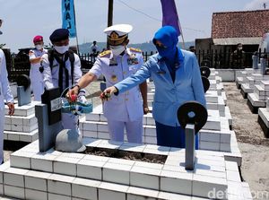 Peringati HUT TNI, Pangkoarmada I Tabur Bunga di TMP Samudera
