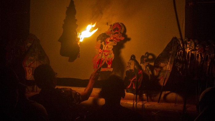 PERTUNJUKAN WAYANG SAMPIR Dalang senior Radiman Dimansyah mempertunjukkan wayang Sampir saat pergelaran budaya di Taman Wisata Pagat, Barabai, Kabupaten Hulu Sungai Tengah, Kalimantan Selatan, Sabtu (2/10/2021). Pertunjukan wayang Sampir tersebut bertujuan untuk suatu hajat tertentu yang disebut manyampir, merupakan ritual yang dipimpin oleh dalang untuk mengusir roh-roh jahat yang menggangu kehidupan manusia serta menjadi hiburan bagi masyarakat. ANTARA FOTO/Bayu Pratama S/aww.