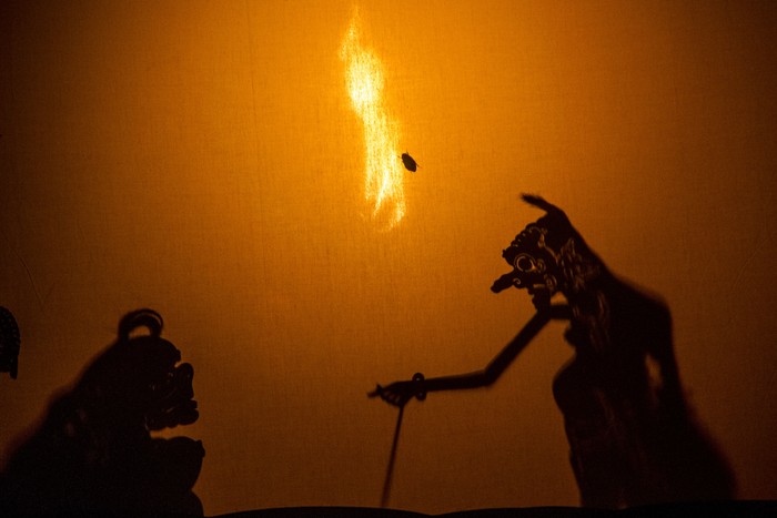 Dalang senior Radiman Dimansyah mempertunjukkan wayang Sampir saat pergelaran budaya di Taman Wisata Pagat, Barabai, Kabupaten Hulu Sungai Tengah, Kalimantan Selatan, Sabtu (2/10/2021). Pertunjukan wayang Sampir tersebut bertujuan untuk suatu hajat tertentu yang disebut manyampir, merupakan ritual yang dipimpin oleh dalang untuk mengusir roh-roh jahat yang menggangu kehidupan manusia serta menjadi hiburan bagi masyarakat. ANTARA FOTO/Bayu Pratama S/aww.