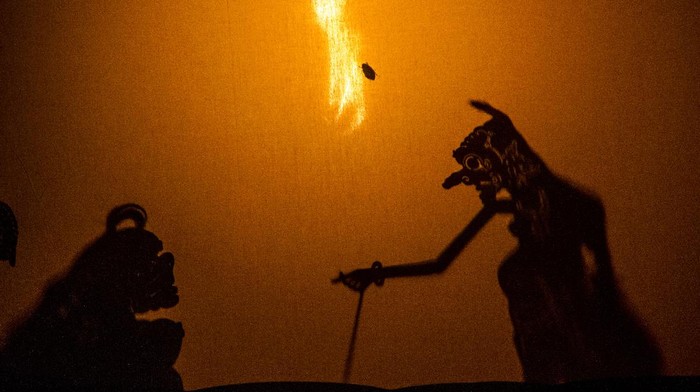 PERTUNJUKAN WAYANG SAMPIR Dalang senior Radiman Dimansyah mempertunjukkan wayang Sampir saat pergelaran budaya di Taman Wisata Pagat, Barabai, Kabupaten Hulu Sungai Tengah, Kalimantan Selatan, Sabtu (2/10/2021). Pertunjukan wayang Sampir tersebut bertujuan untuk suatu hajat tertentu yang disebut manyampir, merupakan ritual yang dipimpin oleh dalang untuk mengusir roh-roh jahat yang menggangu kehidupan manusia serta menjadi hiburan bagi masyarakat. ANTARA FOTO/Bayu Pratama S/aww.