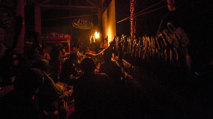 Dalang senior Radiman Dimansyah mempertunjukkan wayang Sampir saat pergelaran budaya di Taman Wisata Pagat, Barabai, Kabupaten Hulu Sungai Tengah, Kalimantan Selatan, Sabtu (2/10/2021). Pertunjukan wayang Sampir tersebut bertujuan untuk suatu hajat tertentu yang disebut manyampir, merupakan ritual yang dipimpin oleh dalang untuk mengusir roh-roh jahat yang menggangu kehidupan manusia serta menjadi hiburan bagi masyarakat. ANTARA FOTO/Bayu Pratama S/aww.
