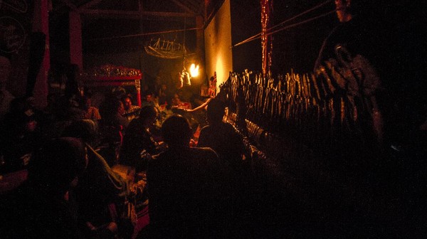 Dalang senior Radiman Dimansyah mempertunjukkan wayang Sampir saat pergelaran budaya di Taman Wisata Pagat, Barabai, Kabupaten Hulu Sungai Tengah, Kalimantan Selatan, Sabtu (2/10/2021). Dalang senior Radiman Dimansyah mempertunjukkan wayang Sampir saat pergelaran budaya di Taman Wisata Pagat, Barabai, Kabupaten Hulu Sungai Tengah, Kalimantan Selatan, Sabtu (2/10/2021).