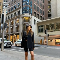 Dalam kampanyenya, Phoebe Soegiono pun mengajak orang-orang untuk kembali mengurangi sampah. Aku adalah wanita yang (mengajak) perubahan, aku percaya pada tiga kata yakni menggunakan kembali, mengurangi (pemakaian), dan mendaur ulang, lanjutnya. Foto: Instagram @phoebesoegiono