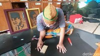 Dia mengatakan proses pembuatan siluet wajah membutuhkan waktu sekitar tiga sampai tujuh hari. Bahan yang digunakan berasal dari dari karung goni dan juga limbah pabrik. Ukuran siluet wajah yang sudah jadi yakni 35x45 sentimeter.