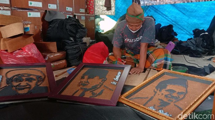 Pria di Kudus Ubah Karung Goni Jadi Siluet Wajah Tokoh Bangsa Nunung Ervana, warga Kudus, Jateng, menyulap karung goni, limbah garmen, limbah sepatu dan limbah sandal jepit menjadi siluet wajah para tokoh bangsa. Seperti apa hasil karyanya?
