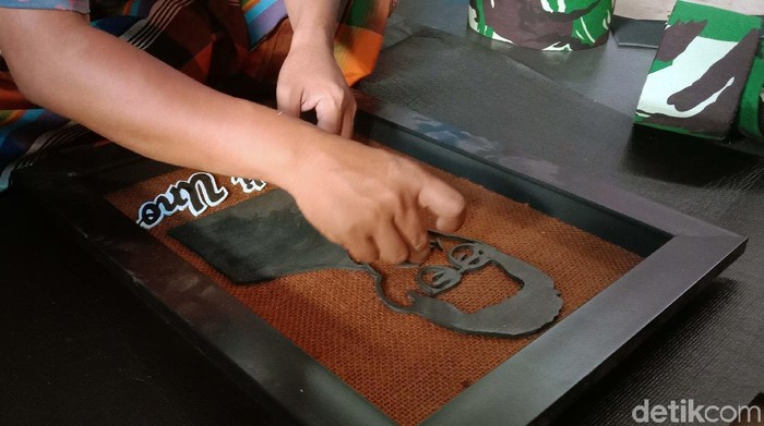 Nunung Ervana, warga Kudus, Jateng, menyulap karung goni, limbah garmen, limbah sepatu dan limbah sandal jepit menjadi siluet wajah para tokoh bangsa. Seperti apa hasil karyanya?