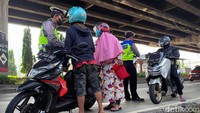 Para pengendara yang terjaring razia langsung dikenakan sanksi tilang.