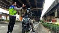 Pada hari terakhir Operasi Patuh Jaya 2021 masih ditemukan banyak pelanggaran. Mayoritas pelanggaran yang dilakukan pengendara sepeda motor diantaranya tidak menggunakan helm, knalpot bising, melintas di jalur cepat hingga tidak memiliki SIM.