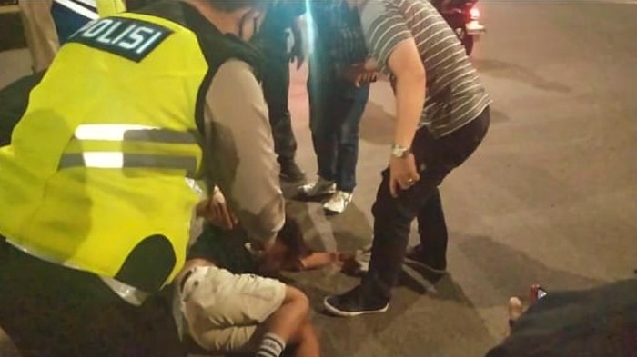 Remaja di Palembang pura-pura pingsan usai tabrak polisi. (Dok. Istimewa)