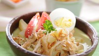 Soto ayam berkuah santan ini gurih mantap. Ditambah tauge dan tomat rasanya semakain enak. Apalagi suwiran ayamnya melimpah. Cara membuatnya ada di resep ini. Foto: iStock