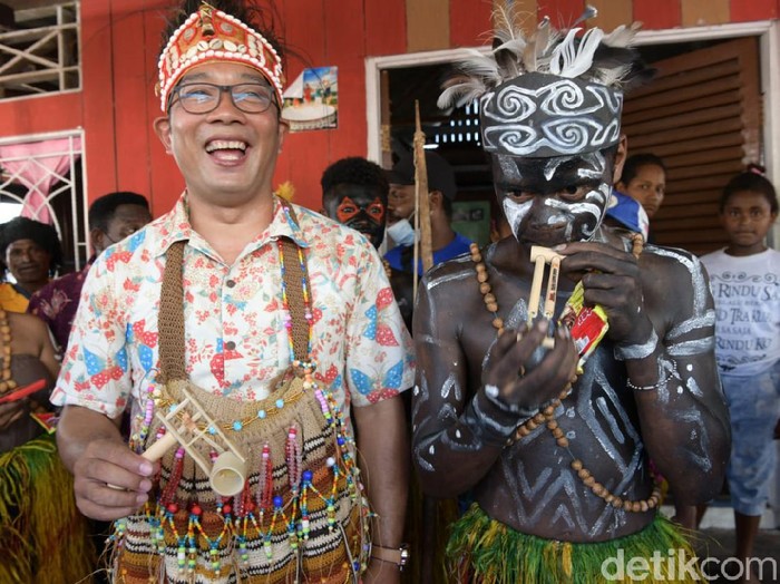 Ridwan Kamil memberikan bantuan untuk rumah ibadah di Yoboi, Jayapura