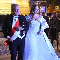 Victoria Rumanovna diantar oleh ayahnya, Roberto Bettarini ke altar dalam upacara keagamaan Ortodoks. Upacara pernikahan kerajaan Rusia itu diberkati pejabat tinggi Gereja Ortodoks Rusia di St. Petersburg, Metropolitan Varsonofy. Foto: dok. AFP/OLGA MALTSEVA