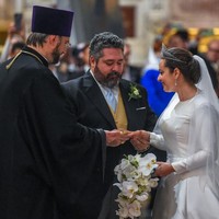 Mempelai wanita mengenakan gaun satin putih rancangan desainer Reem Acra, yang telah bekerja sama dengan Beyonce, Angelina Jolie, Madonna, dan Melania Trump. Cincin pertunangannya menggunakan batu permata ruby cabochon yang melambangkan cinta dan kemuliaan. Ada pula dua berlian yang melambangkan kemurnian dan kekuatan. Foto: dok. AFP/OLGA MALTSEVA