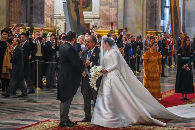 Mempelai wanita, Bettarini merupakan putri dari Duta Besar Italia untuk Belgia. Ia dulunya bekerja sebagai penulis dan lobbyist, namun kini menjadi direktur Yayasan Kekaisaran Rusia. Sebelum menikah, ia masuk agama Ortodoks dan menggunakan nama baru Victoria Rumanovna.Foto: dok. AFP/OLGA MALTSEVA