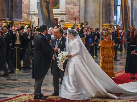 RUSSIA-ROYALS-WEDDING Grand Duke George Mikhailovich Romanov (L) welcomes Victoria Romanovna Bettarini accompanied by her father, Roberto Bettarini, as they arrive for the wedding ceremony at Saint Isaac's Cathedral in Saint Petersburg, on October 1, 2021. - Russia was to hold its first royal wedding, on October 1, 2021, since the 1917 Bolshevik revolution toppled the Romanov monarchy, with royals from across Europe expected at the lavish ceremony. Grand Duke George Mikhailovich Romanov, 40, and his Italian fiance Rebecca Virginia Bettarini, 39, will say their vows at the Saint Isaac's cathedral in the former imperial capital Saint Petersburg in the presence of dozens of royals. (Photo by Olga MALTSEVA / AFP)