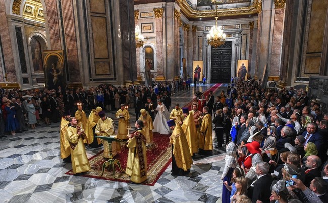 Pernikahan digelar di Katedral St. Isaac. yang berlokasi di bekas ibu kota kekaisaran Rusia, St. Petersburg pada Jumat (1/10/2021). Upacara yang dilangsungkan secara keagamaan Ortodoks itu dihadiri para imam dan 1,500 tamu. Ada sekitar 50 bangsawan dari negara-negara Eropa termasuk Belgia, Bulgaria, dan Napoli. Foto: dok. AFP/OLGA MALTSEVA