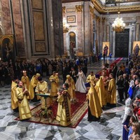 Pernikahan digelar di Katedral St. Isaac. yang berlokasi di bekas ibu kota kekaisaran Rusia, St. Petersburg pada Jumat (1/10/2021). Upacara yang dilangsungkan secara keagamaan Ortodoks itu dihadiri para imam dan 1,500 tamu. Ada sekitar 50 bangsawan dari negara-negara Eropa termasuk Belgia, Bulgaria, dan Napoli. Foto: dok. AFP/OLGA MALTSEVA