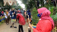 Sandiaga disambut dengan kesenian dan beragam budaya daerah tersebut.