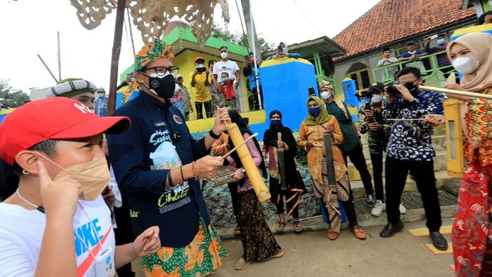 Menteri Pariwisata dan Ekonomi Kreatif Sandiaga Uno mengunjungi Desa Wisata Cikolelet di Kecamatan Cinangka, Serang, Banten. Sandi disambut beragam budaya daerah tersebut.
