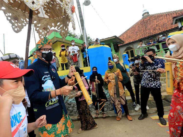 Sandiaga Kunjungi Desa Wisata Cikolelet Serang
