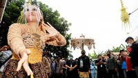 Dalam kunjungan tersebut Sandiaga Uno juga mendegarkan keluh kesah sejumlah pelaku UMKM budidaya jamur dan emping yang bisnisnya menurun selama pandemi COVID-19.